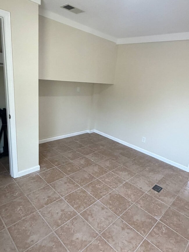 Building Photo - 551 N Lee Ave