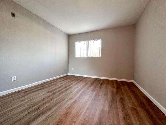 Building Photo - 4550 Laurel Canyon Blvd
