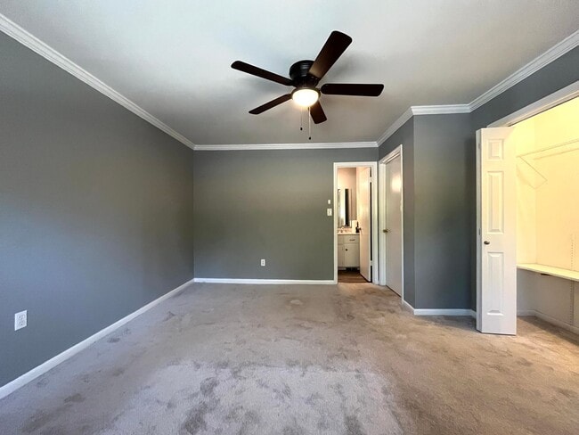 Building Photo - Newly listed!