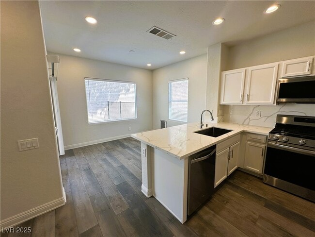 Building Photo - 2664 Strichen Ave