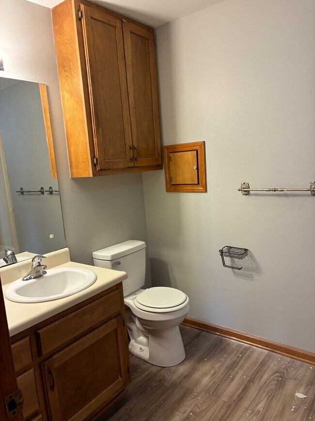 Building Photo - River Oaks Commons Condo 2 bedroom Plus Office and Garage