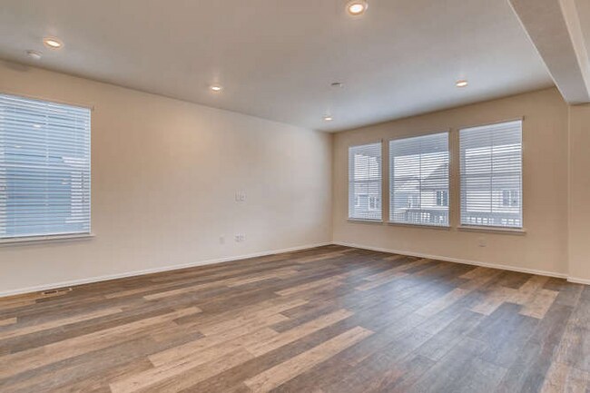 Building Photo - 3162 Jonquil St