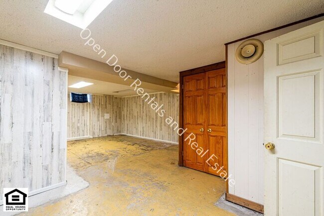 Building Photo - 112 W 2nd St