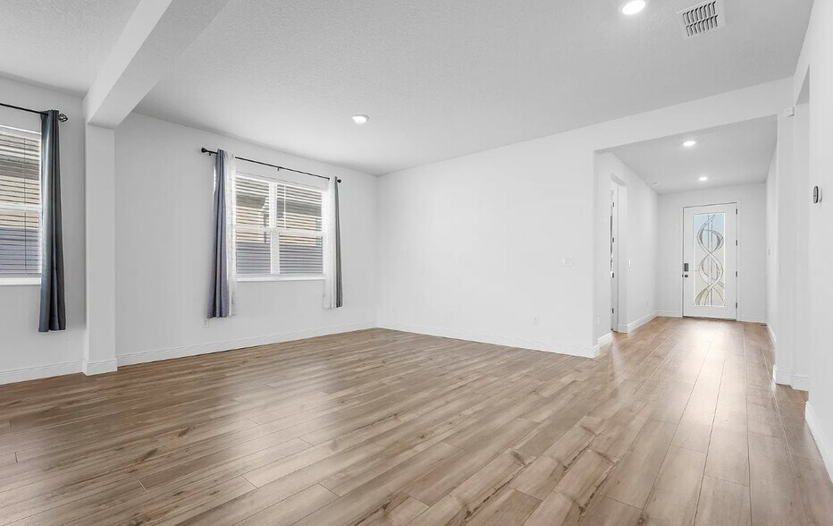 Building Photo - 7322 34th Ct E