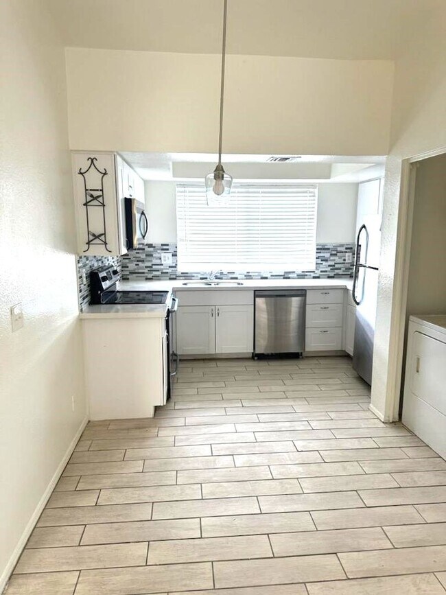 Building Photo - 2 bed 2 bath condo with balcony