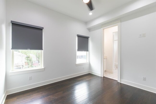 Building Photo - 1032 W 21st St