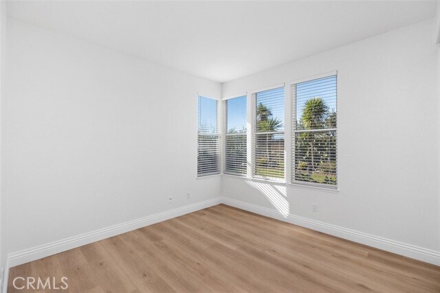 Building Photo - 2 Crystalglen