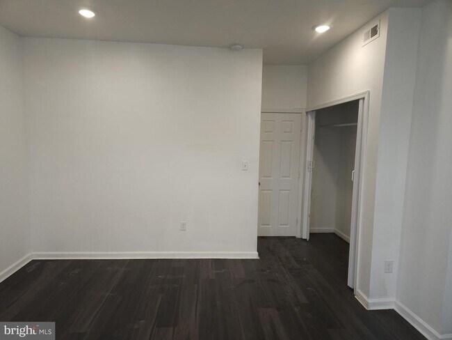 Building Photo - 423 N 52nd St