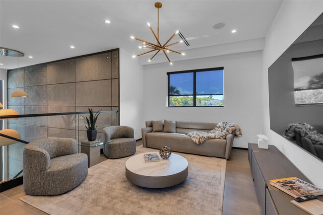 Building Photo - 727 NE 17th Way