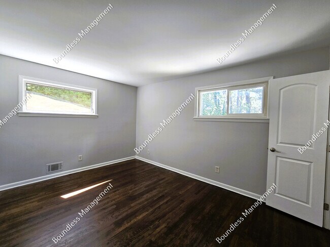 Building Photo - 2493 Sunridge Ave SE