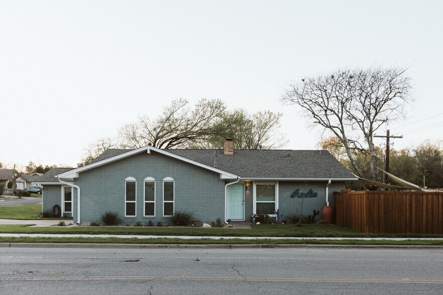 Building Photo - 1300 Thornridge Rd