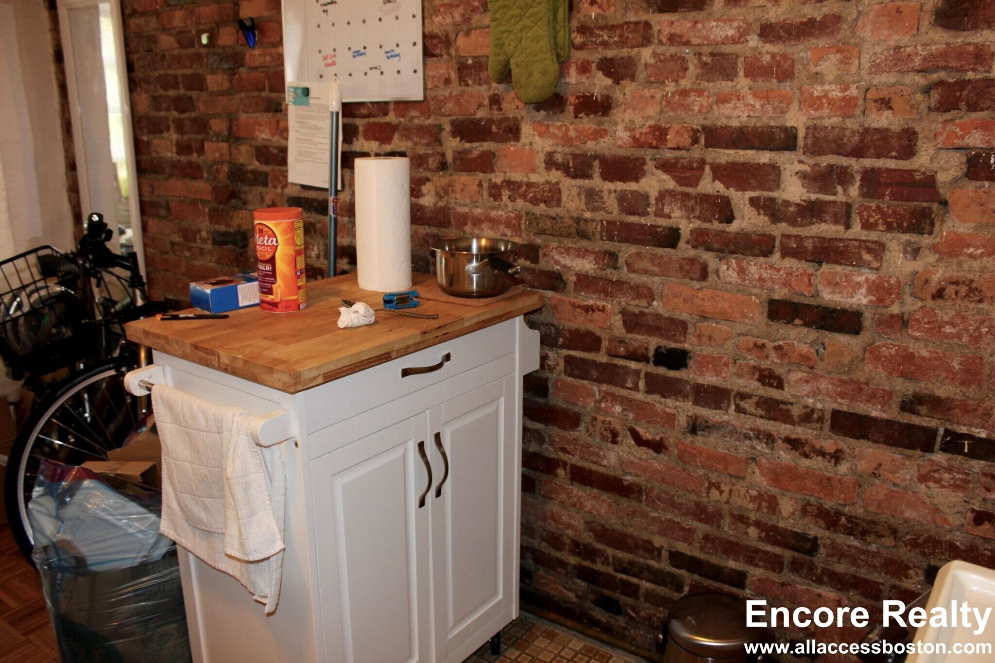 Building Photo - 40 Anderson St