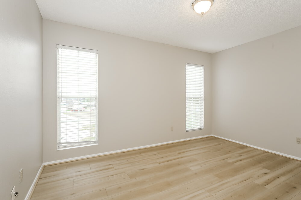 Building Photo - 653 Staffordshire Dr E