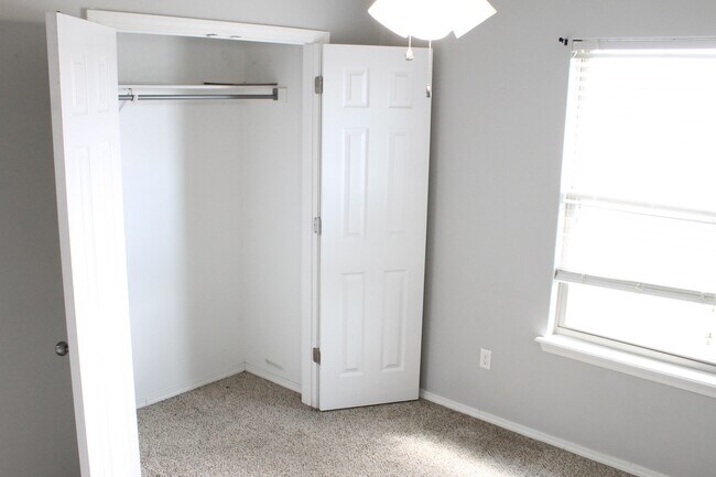 Building Photo - 5007 SW Fieldstone Blvd