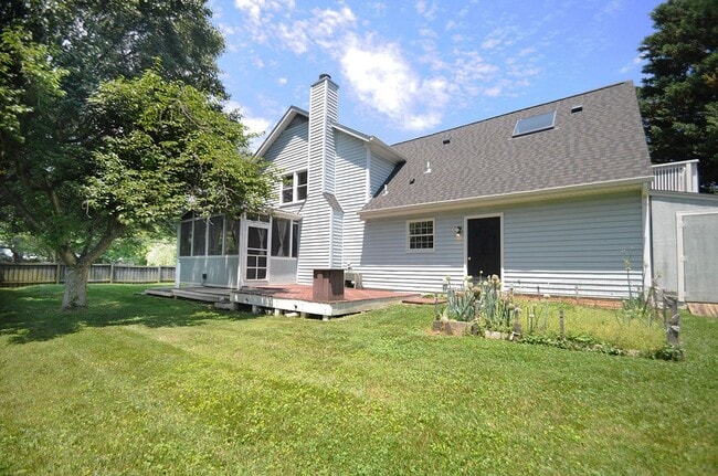 Building Photo - Classic 4 Bed 3.5 Single Family Home Sitti...