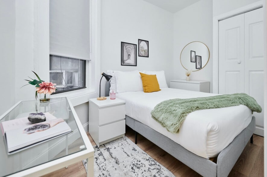 Primary Photo - 321 W 42nd St