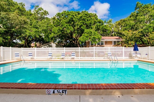 Building Photo - 2 Bed/1 Bath Condo with In-Ground Pool