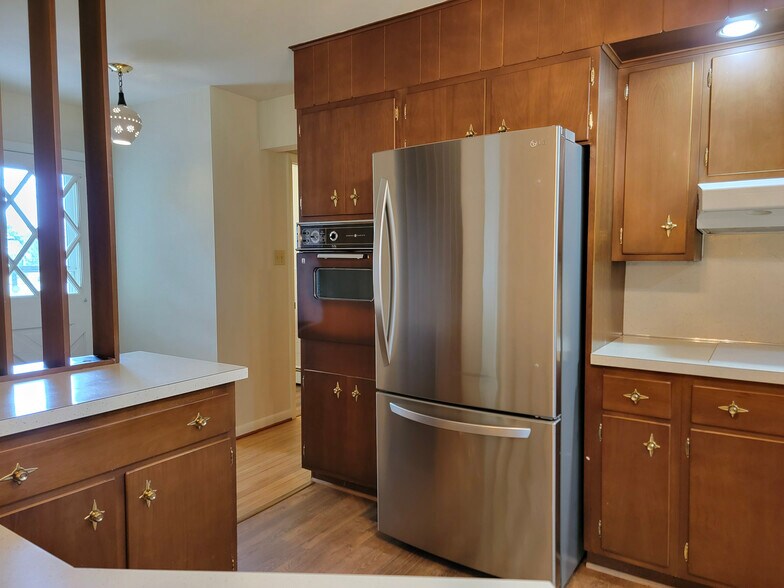 Building Photo - 609 W Orange St