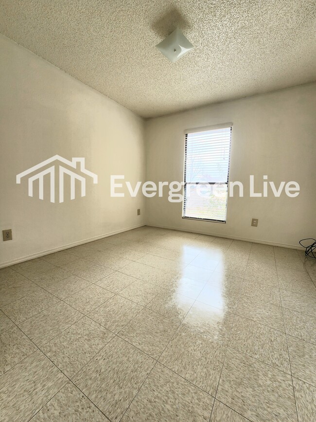 Building Photo - 2302 Sandia Ct