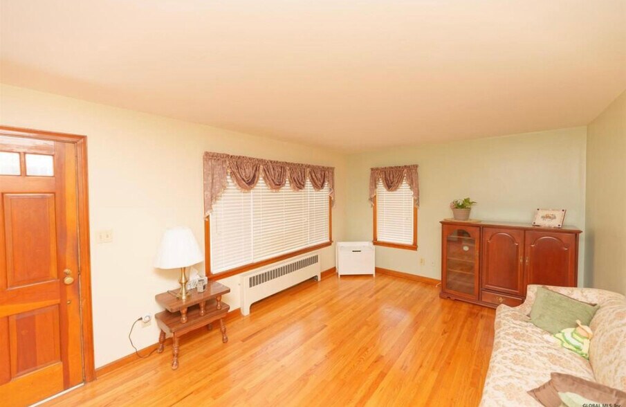 Living room - 47 Lockrow Blvd