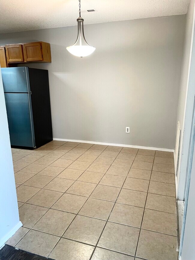 Building Photo - 2103 W Roselawn St