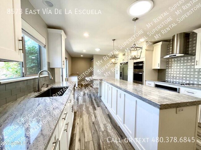 Building Photo - 8573 E Vía De La Escuela