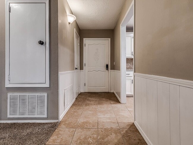 Building Photo - Beautiful 3 bedroom home in the heart of Coweta!