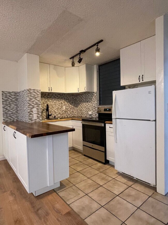 Building Photo - 1 Bed / 1 Bath at University Court, directly across from UH Manoa.