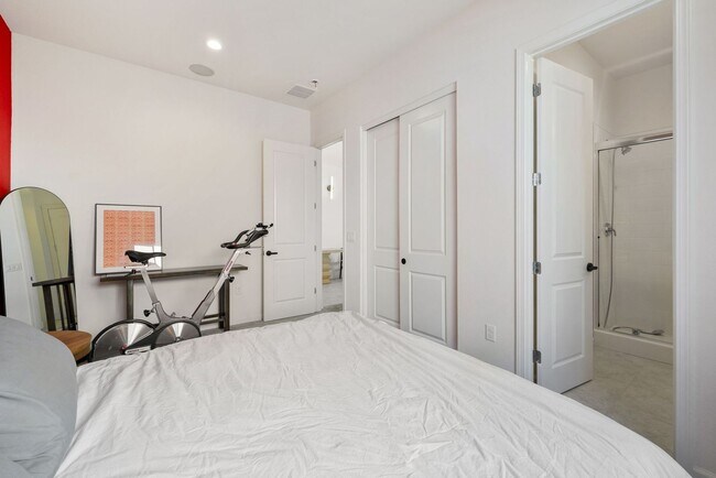 Building Photo - Beautiful 4BR/4BA home in the gated Copper View community. Features spacious living areas, mounta...