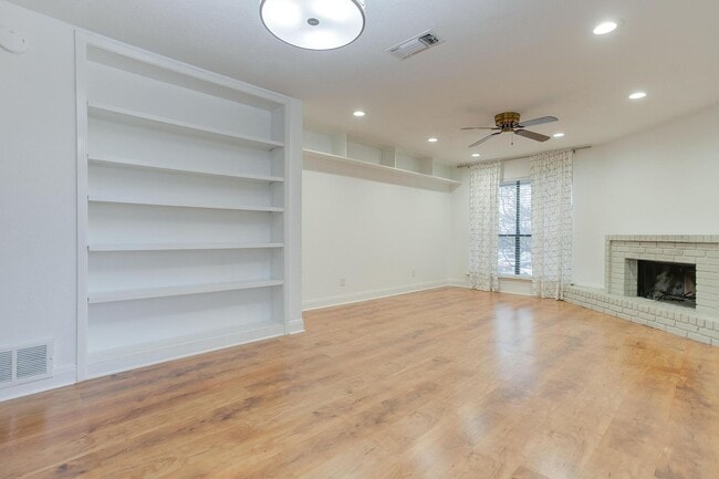 Building Photo - 2 Bed, 2 Bath Condo with Dedicated Parking...