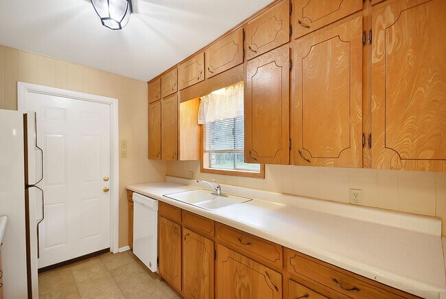 Building Photo - Charming 2-Bed Retreat Near Landa Park & t...
