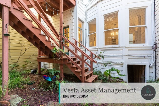 Building Photo - A Jaw-Dropping Light-Filled Three-Bedroom Home in the Heart of the City