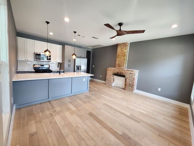 Building Photo - 2BR/1BA Remodeled Duplex w/ In-Unit W/D in Oak Cliff