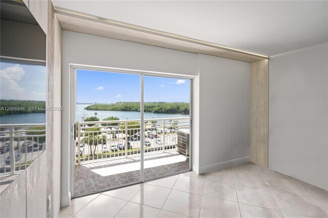 Building Photo - 400 Kings Point Dr