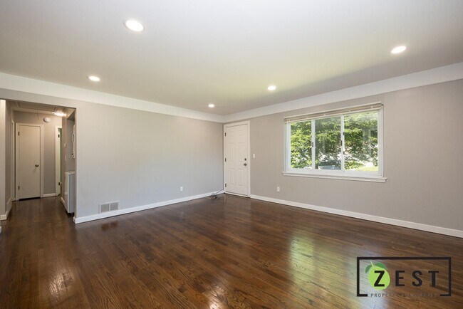 Building Photo - 3BDRM Warren Home!