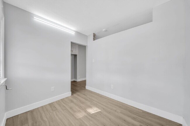 Building Photo - Spacious 2-Bedroom Apartment in Central Hollywood