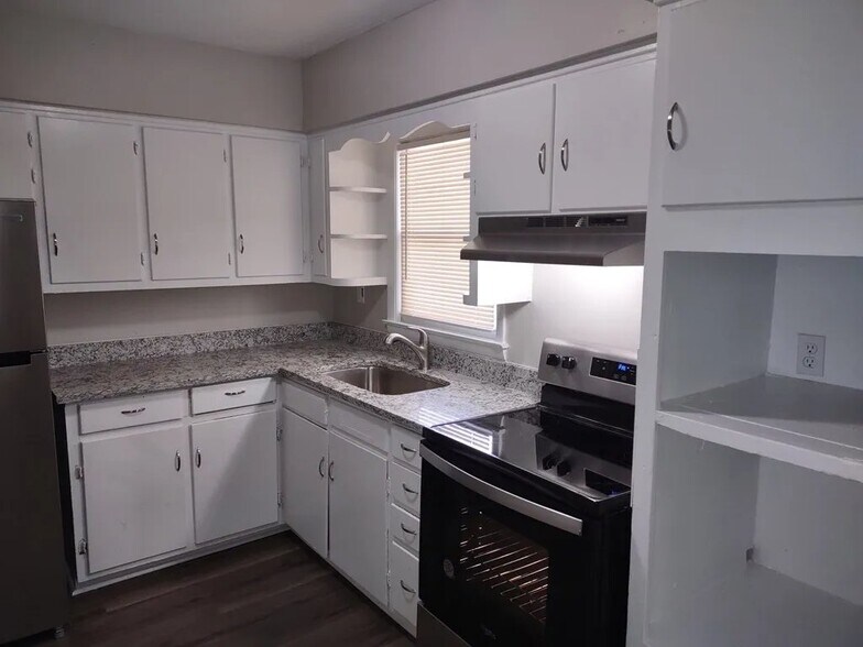 Building Photo - 1630 Edgechester Ave