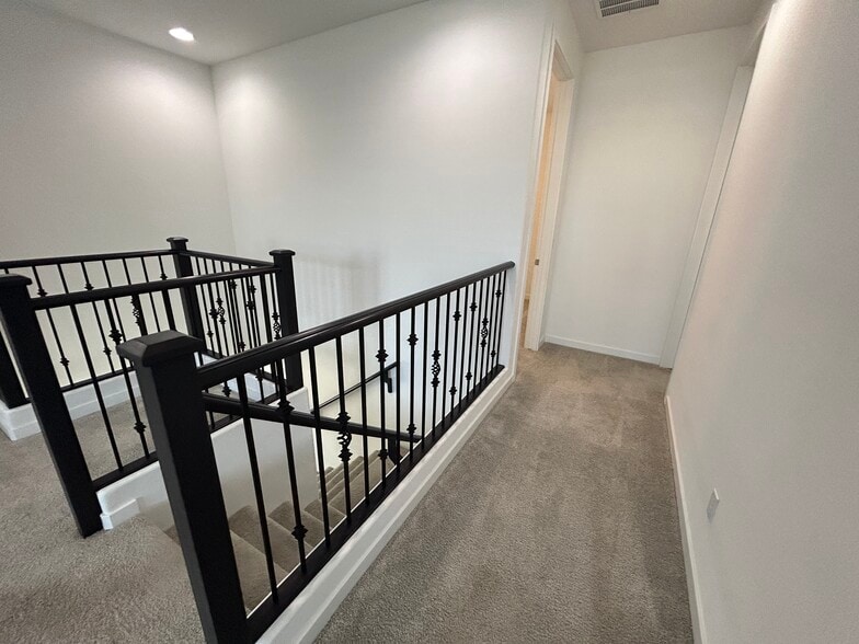 Building Photo - 4146 S Columbus Dr