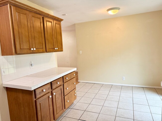 Building Photo - Cute Home w/Great Yard!