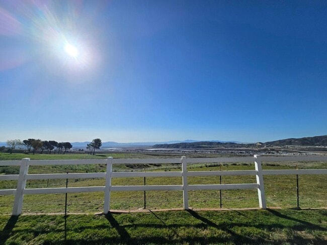 Building Photo - Private Country Living!!!