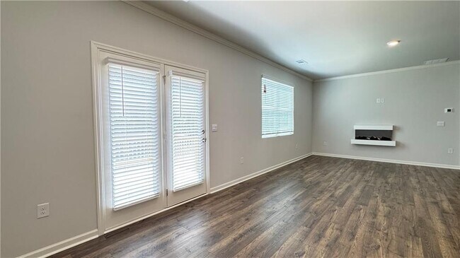 Building Photo - 569 King Vlg