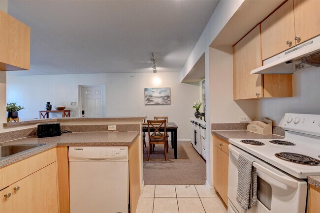 Building Photo - 703 Villa Cir