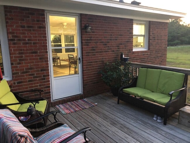 Building Photo - Cute home with great space