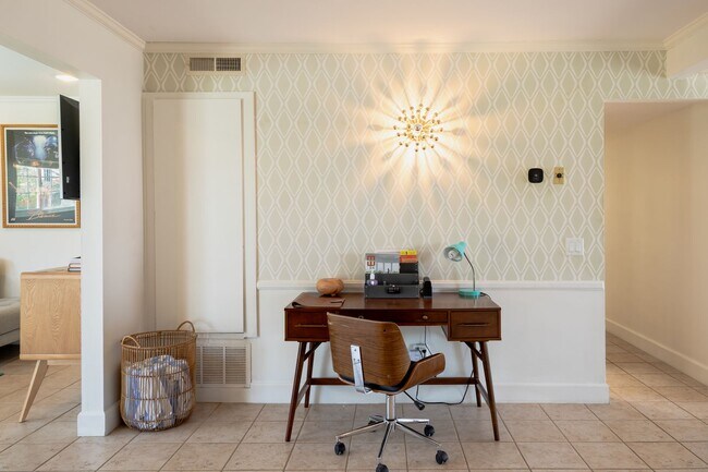 Building Photo - Family-Friendly Oasis in North Palm Springs