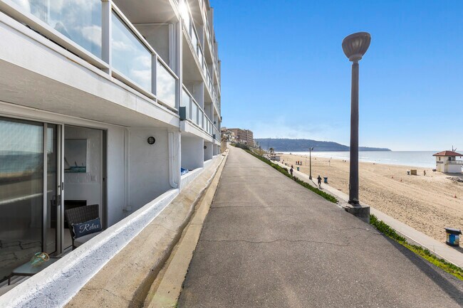 Building Photo - 615 ESPLANADE