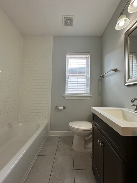 Building Photo - 4633 Jamieson Ave