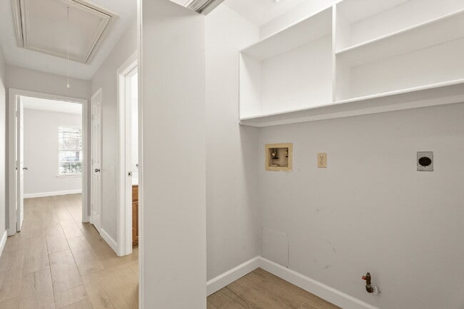 Building Photo - Cute three-bedroom, two-bathroom in Southdown!