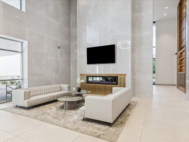 Building Photo - 1701 Hermann Dr