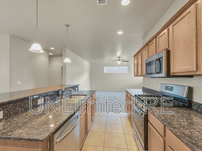 Building Photo - 2539 W Josselyn Dr