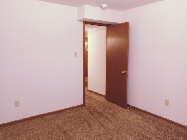 Building Photo - 1121 S Roseta Ave